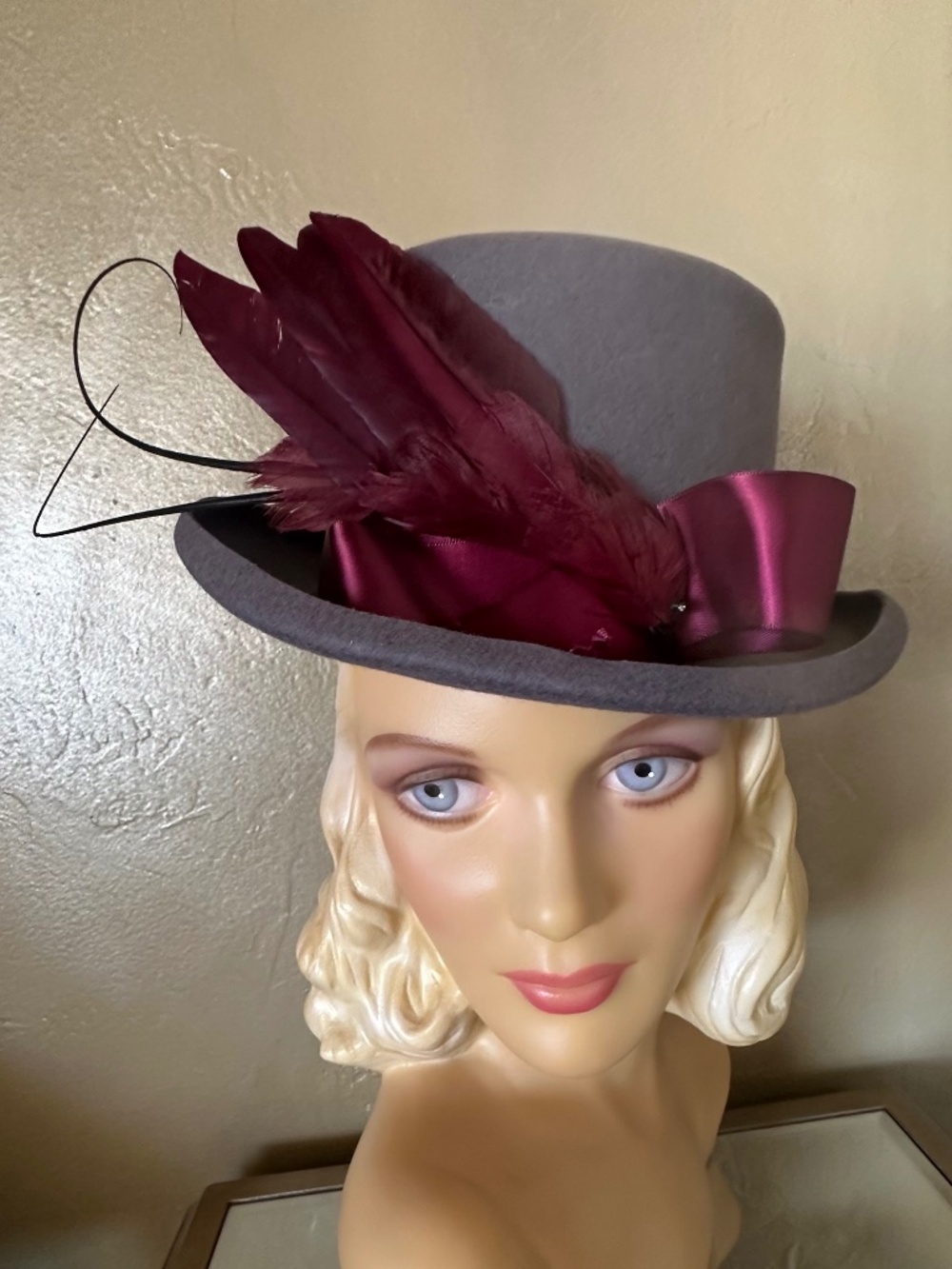 STUNNING 1950'S TOP HAT STYLE TAUPE FELT HAT + BURGUNDY BAND & FEATHER WINGS